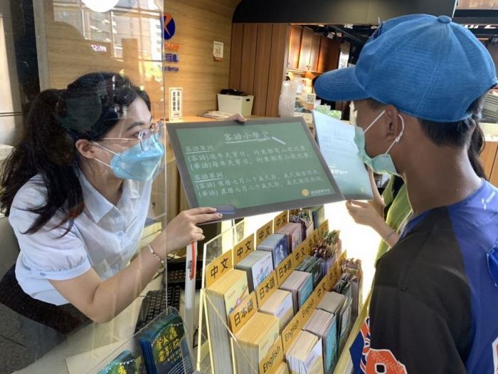 新竹縣行銷觀光  旅服中心說客語送文青風明信片