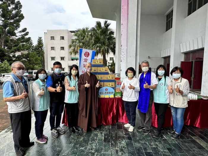 靈鷲山嘉義中心送福到我嘉 捐贈百份食物箱助弱勢