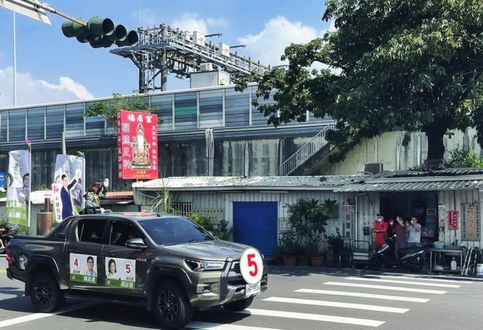綠營候選人湯詠瑜出關車掃衝刺  「他」全程相陪