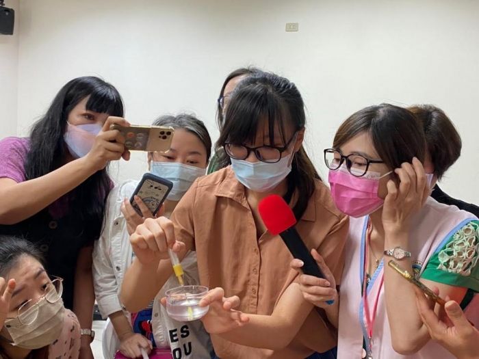 移民署與新住民攜手創作藝術 打造個人專屬3D果凍花