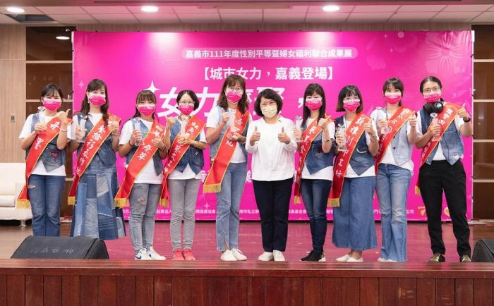 嘉市女性社會企業綻放 黃敏惠市長頒獎給獲獎團隊