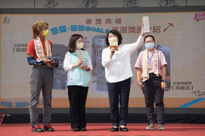 嘉市社規師暨社造成果展 黃敏惠市長大讚獎盃設計別出心裁
