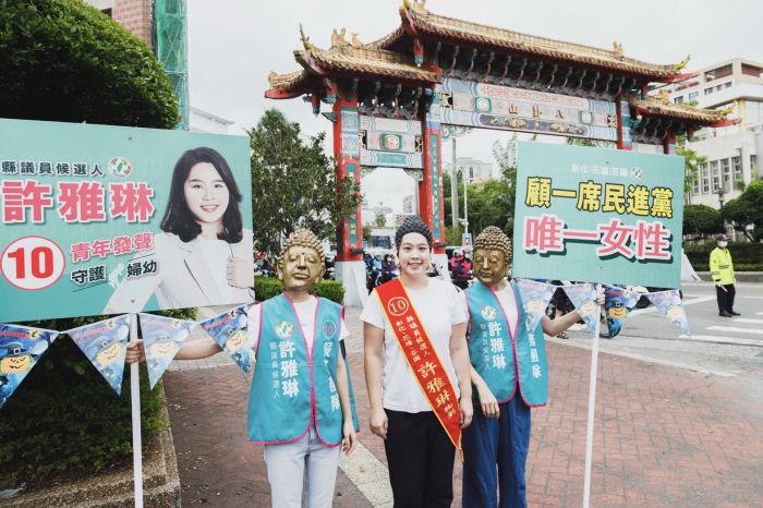 傳承爺爺雕刻大佛、守護彰化的心願 許雅琳萬聖節拜票扮大佛吸引民眾目光