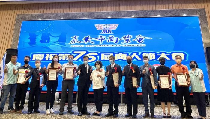黃敏惠赴商人節慶祝大會  表揚在場優良商號及從業人員