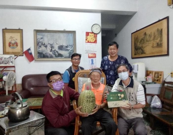 屏榮服處轉贈輔導會福壽北瓜 賀百歲人瑞平安喜樂