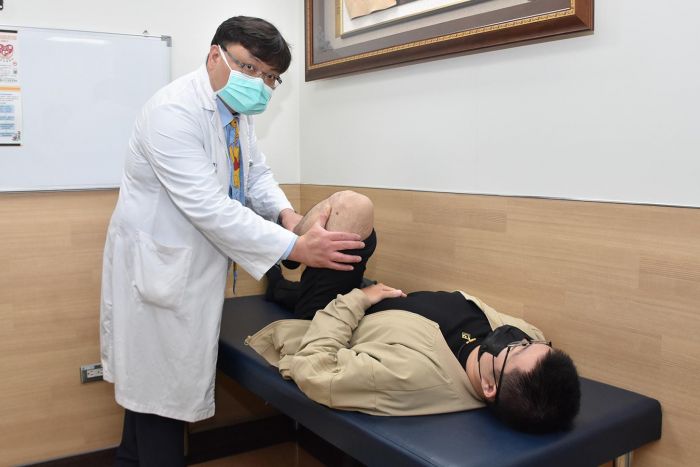 軟骨層片移植讓關節軟骨快速恢復健康 帥哥廚師手術後久站嘛OK