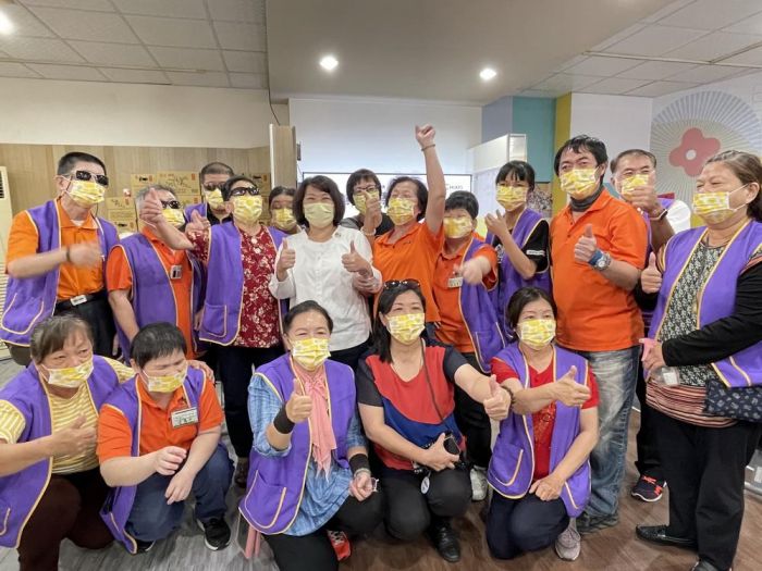 按摩師至黃敏惠競總志工服務 新住民加油團 全教總率團拜