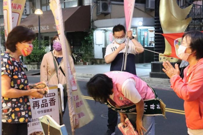 立委劉世芳陪同黃偵琳徒步掃街  搶救左楠最關鍵一席