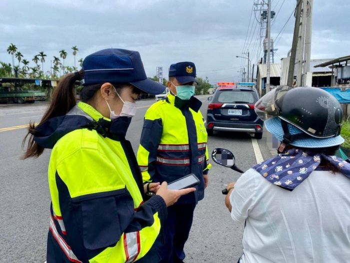 無號誌路口大執法 里港警籲用路人行經路口減速行