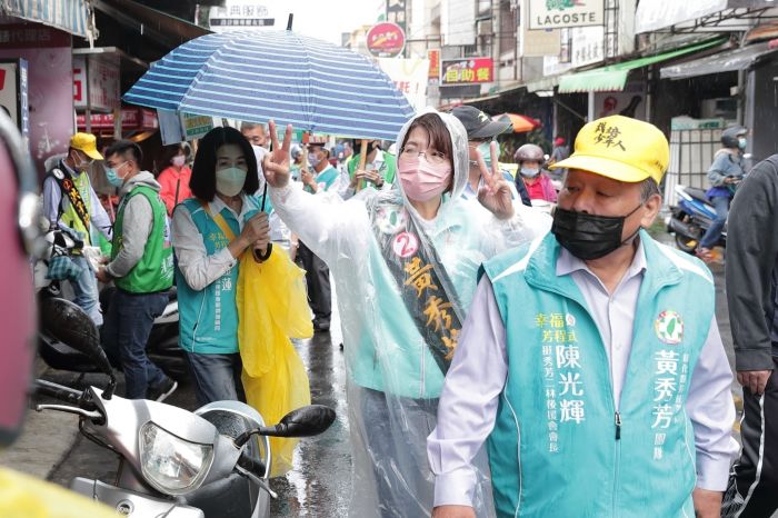 黃秀芳南彰雨中拜票：風雨生信心 請辭立委黨與否：黨中央整體考量