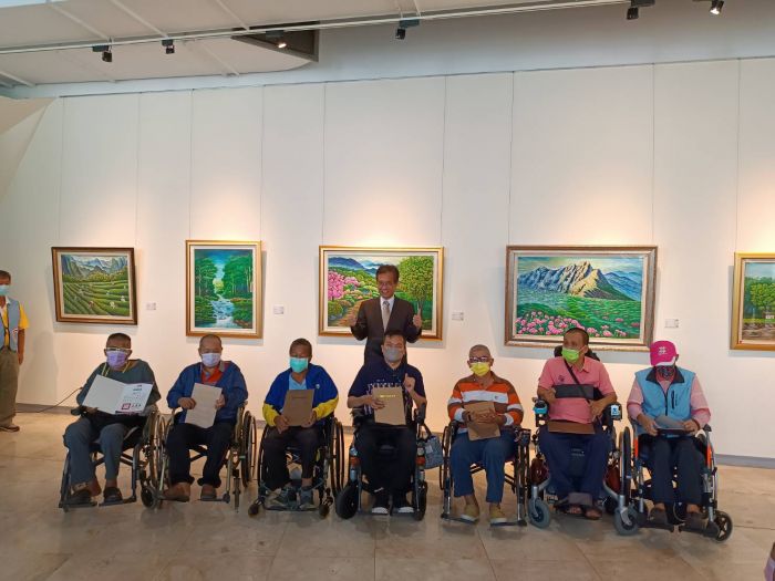 看見生命無限可能 彰脊繪畫班油畫作品聯展彰化美術館展出至20日