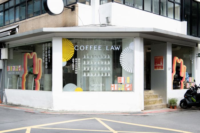 COFFEE LAW攜手ARTIFACTS打造時髦招財貓櫥窗 迎接日本迎福祭