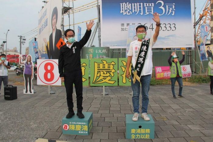 李昆澤合體路口拜票，搶救新人陳慶鴻