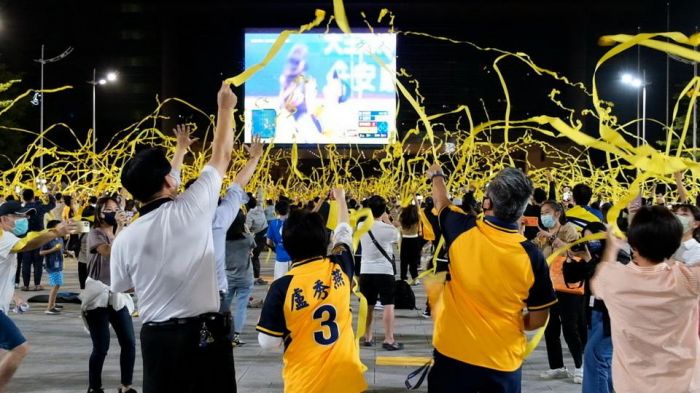 中信兄弟橫掃4勝封王！ 盧秀燕與球迷拋彩帶同慶二連霸
