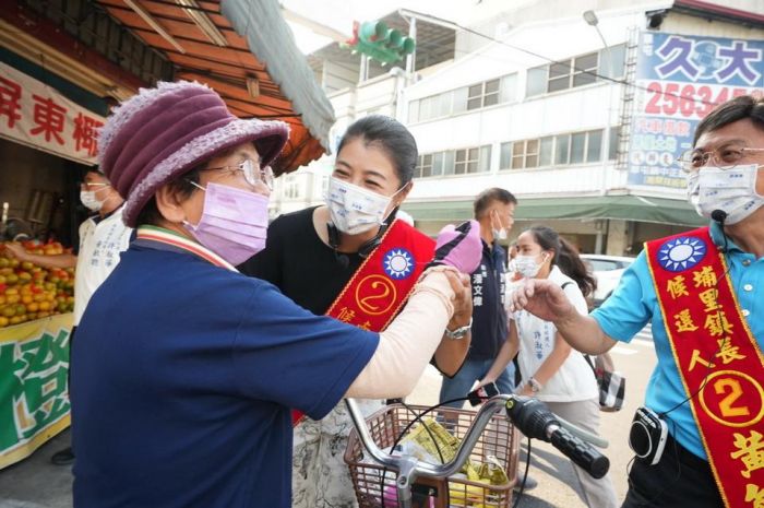 南投縣長候選人許淑華掃街拜票 埔里鎮鄉親大喊凍蒜