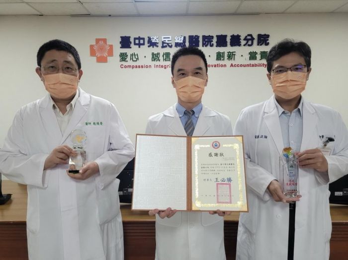 中榮嘉灣分院團隊齊心抗疫榮獲全國醫師公會表揚肯定