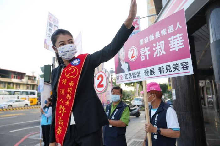 許淑華、簡景賢 草屯掃街拜票