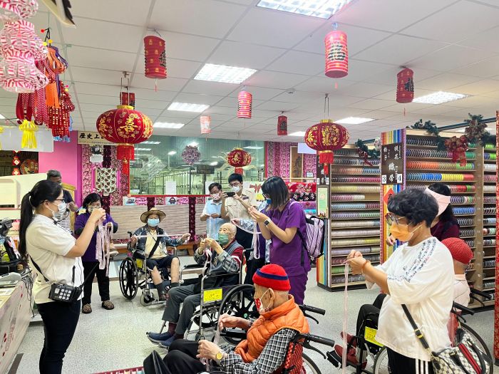 走出戶外享受陽光 中彰榮家養護長輩乘著風火輪鹿港一日遊