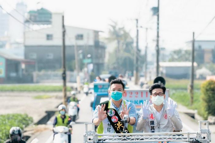 陳其邁車隊大寮掃街  拉抬新人洪村銘