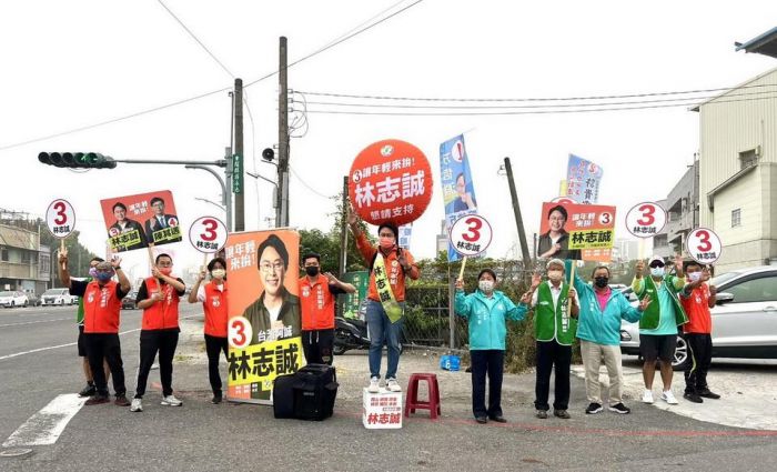 憂心選情  陳其邁岡山後援會陪林志誠站路口助攻