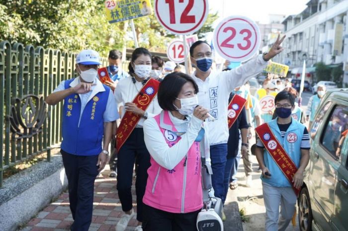 朱立倫、林明溱陪同縣長候選人許淑華拜票　鄉親民眾大喊「凍蒜、凍蒜」