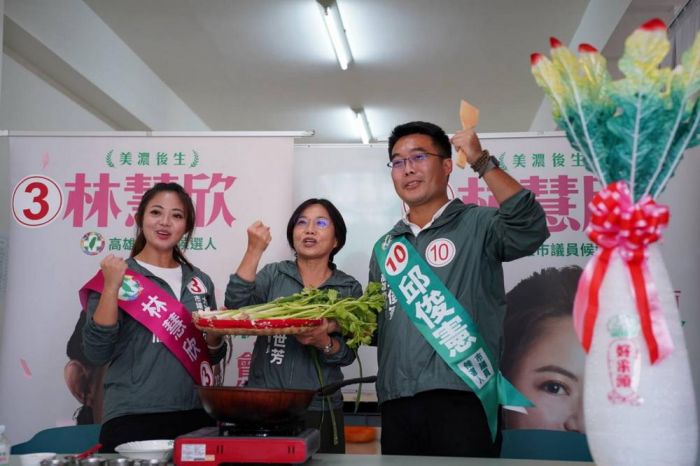 立委劉世芳化身大廚示範客家小炒 為候選人林慧欣、邱俊憲加油打氣