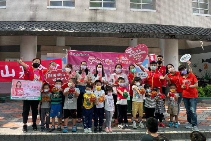 「愛老人 愛團圓」 鹽埔幼兒園響應助華山孤老