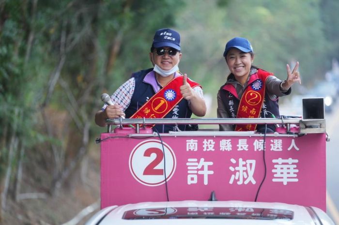 許淑華、江子信仁愛鄉各部落進行車隊掃街拜票