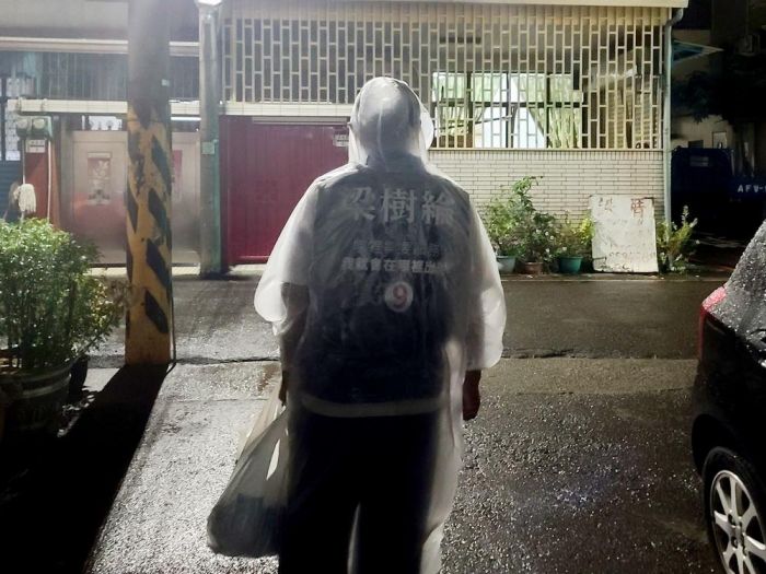 市議員候選人梁樹綸家戶誠懇拜票 獲選民力挺拍照分享