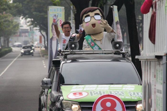 選戰倒數 陳小邁化身市長分身全力搶救新人陪陳慶鴻車隊掃街