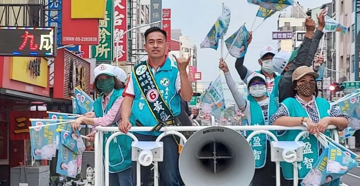 李俊俋陪同掃街  搶救當選邊緣黃盈智