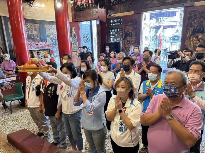 選前一日「回娘家」  柯志恩重返大港埔鼓壽宮祈福