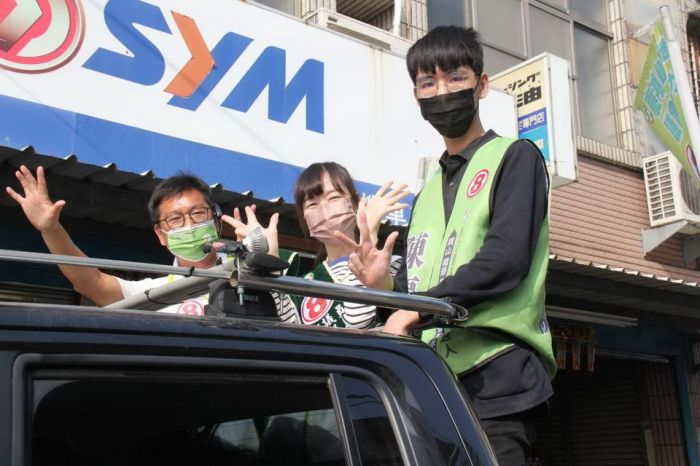 陳慶鴻全家出動掃街拜票 邱志偉全天陪同陳慶鴻