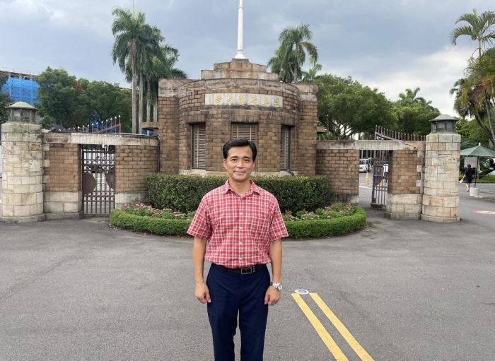 國際陶藝大師李仁燿 小口瓶等50件作品捐贈母校典藏