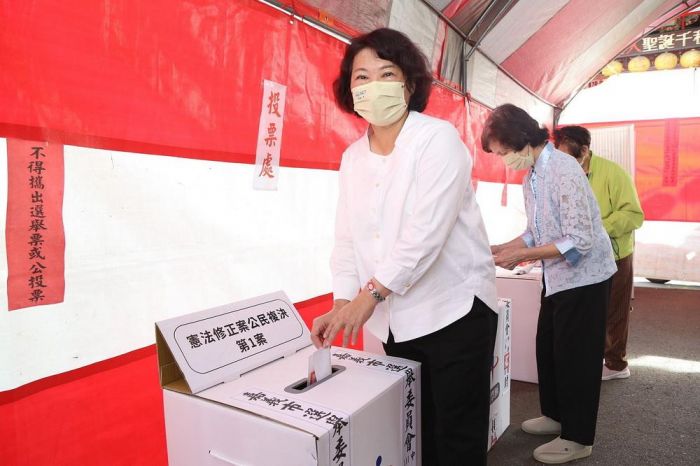 地方公職人員選舉投票 黃敏惠市長投下神聖選票