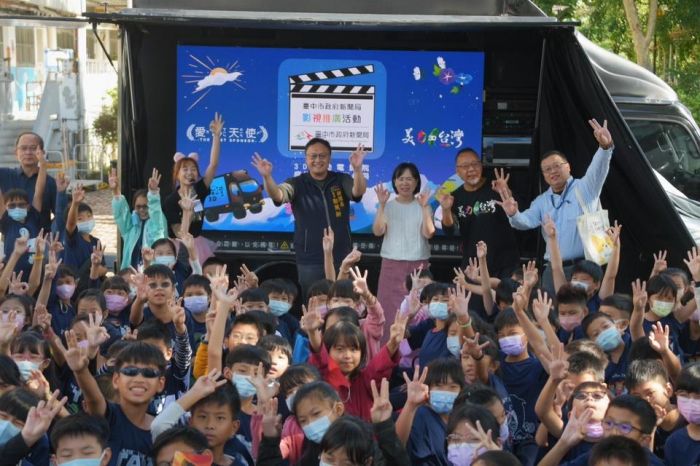 「美力台灣」3D行動車前進台中校園　師生體驗3D電影獨特魅力