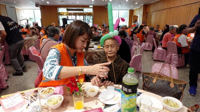 弘道攜手全美舉辦圍爐餐會 獨居老人笑嗨嗨