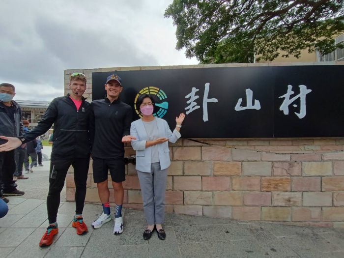 三鐵冠軍伊登來彰走訪卦山村 體驗東方茶飲文化