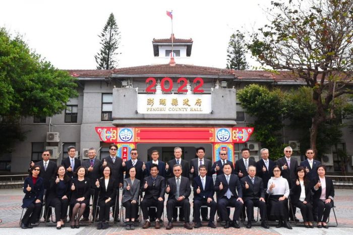 澎湖縣長賴峰偉頒發感謝狀給洪慶鷲副縣長、局處長四人致謝