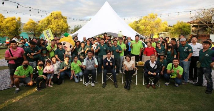 高雄青農草地音樂會 陳其邁盼型農結合智慧農業賦予農業嶄新力量