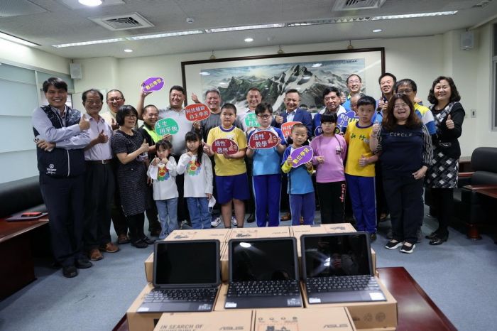 保祥企業捐贈28台平板電腦 助弱勢學子向學