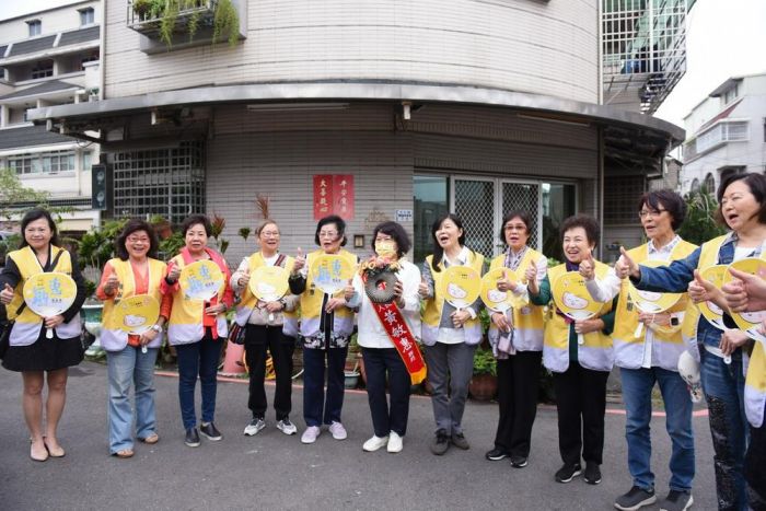 巾幗女力挺勇媽團  陪黃敏惠家戶拜訪隊出動