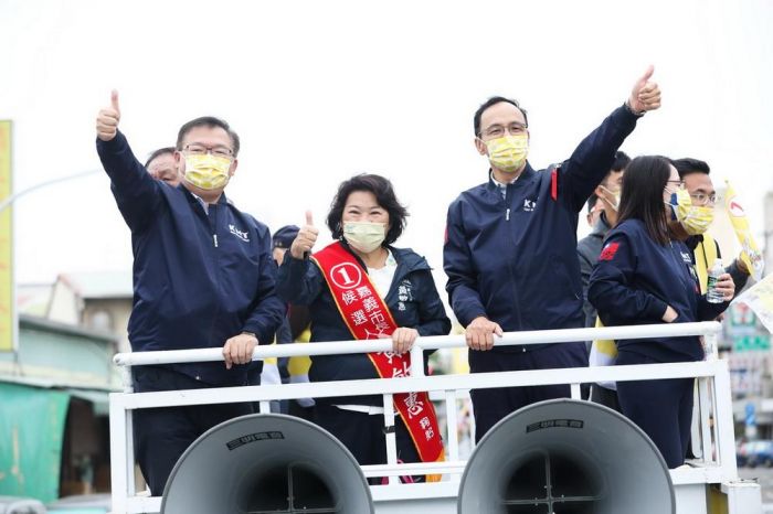 朱立倫陪同黃敏惠掃街拜票 親持麥克風籲請市民踴躍投票支持1號