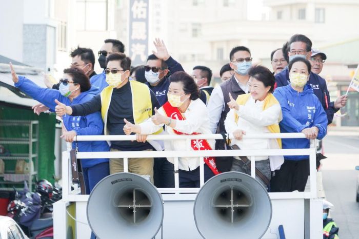 嘉市選戰倒數三天 黃敏惠與盧秀燕合體車掃 籲絕不能掉以輕心