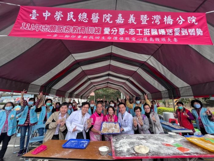 公益饅頭夫妻的愛抵嘉 慰問灣榮醫護、榮民及弱勢家庭