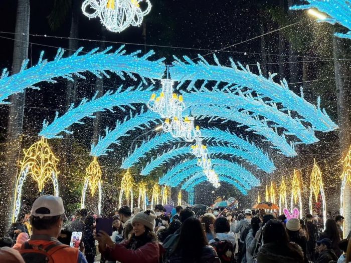 不畏寒流來襲! 屏東公園享受下雪滿滿人潮