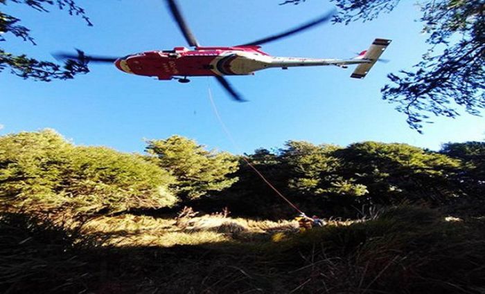 白姑大山松林營地女山友摔傷 無法行動直升機成功吊掛