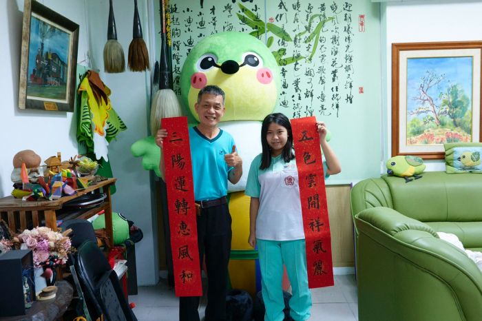 書法傳愛 僑信國小校長黃榮森師生春聯義賣捐華山基金會員