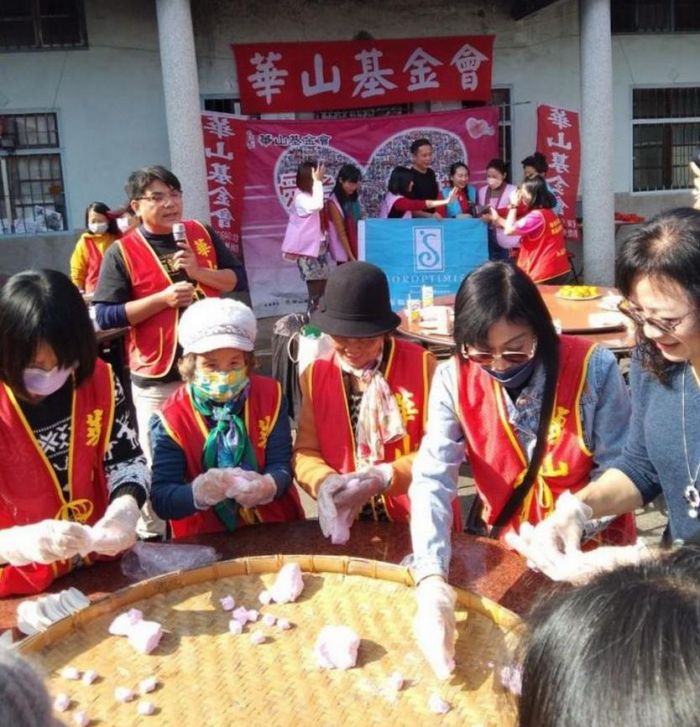 冬至送暖  華山伴孤老圍爐貼春聯