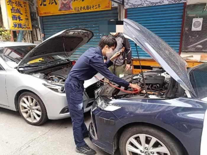 遊客街上車沒電急報案 恆警即時解危